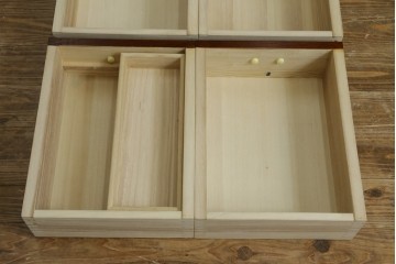 中古　欅(ケヤキ)材　鋲打ちデザインの格子戸と金具の意匠が魅力の水屋箪笥　(R-086215)