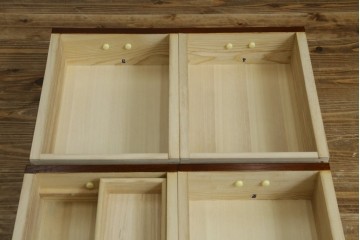 中古　欅(ケヤキ)材　鋲打ちデザインの格子戸と金具の意匠が魅力の水屋箪笥　(R-086215)