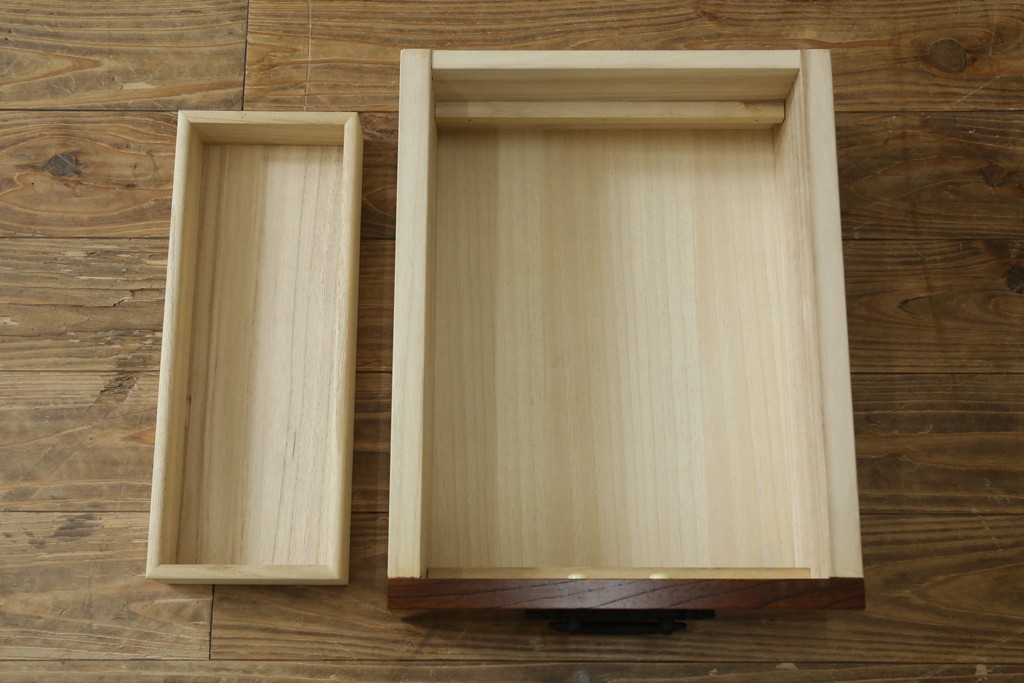 中古　欅(ケヤキ)材　鋲打ちデザインの格子戸と金具の意匠が魅力の水屋箪笥　(R-086215)