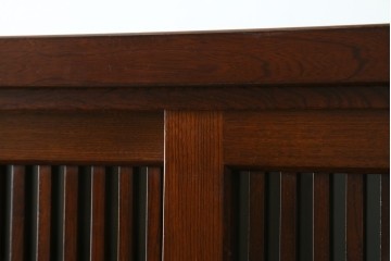 中古　欅(ケヤキ)材　鋲打ちデザインの格子戸と金具の意匠が魅力の水屋箪笥　(R-086215)