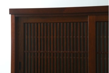 中古　欅(ケヤキ)材　鋲打ちデザインの格子戸と金具の意匠が魅力の水屋箪笥　(R-086215)