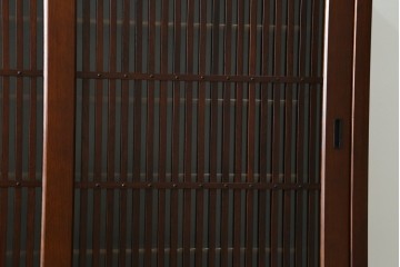 中古　欅(ケヤキ)材　鋲打ちデザインの格子戸と金具の意匠が魅力の水屋箪笥　(R-086215)