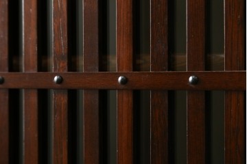 中古　欅(ケヤキ)材　鋲打ちデザインの格子戸と金具の意匠が魅力の水屋箪笥　(R-086215)