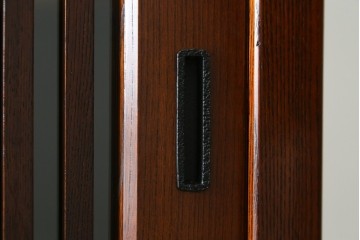 中古　欅(ケヤキ)材　鋲打ちデザインの格子戸と金具の意匠が魅力の水屋箪笥　(R-086215)