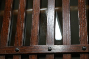 中古　欅(ケヤキ)材　鋲打ちデザインの格子戸と金具の意匠が魅力の水屋箪笥　(R-086215)