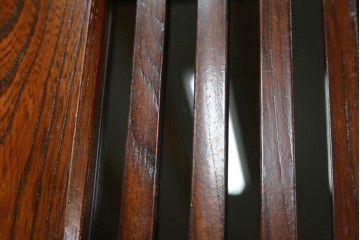 中古　欅(ケヤキ)材　鋲打ちデザインの格子戸と金具の意匠が魅力の水屋箪笥　(R-086215)