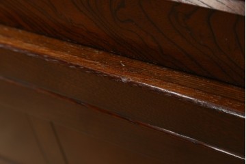 中古　欅(ケヤキ)材　鋲打ちデザインの格子戸と金具の意匠が魅力の水屋箪笥　(R-086215)
