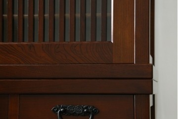 中古　欅(ケヤキ)材　鋲打ちデザインの格子戸と金具の意匠が魅力の水屋箪笥　(R-086215)