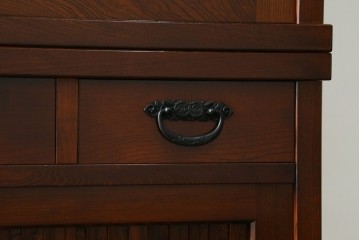 中古　欅(ケヤキ)材　鋲打ちデザインの格子戸と金具の意匠が魅力の水屋箪笥　(R-086215)