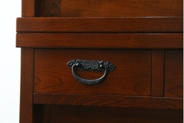 中古　欅(ケヤキ)材　鋲打ちデザインの格子戸と金具の意匠が魅力の水屋箪笥　(R-086215)