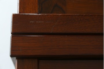 中古　欅(ケヤキ)材　鋲打ちデザインの格子戸と金具の意匠が魅力の水屋箪笥　(R-086215)