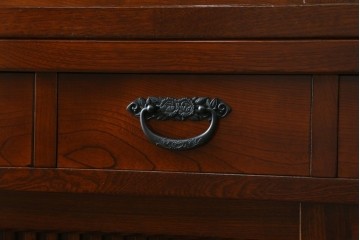 中古　欅(ケヤキ)材　鋲打ちデザインの格子戸と金具の意匠が魅力の水屋箪笥　(R-086215)