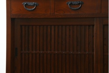中古　欅(ケヤキ)材　鋲打ちデザインの格子戸と金具の意匠が魅力の水屋箪笥　(R-086215)