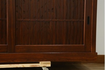 中古　欅(ケヤキ)材　鋲打ちデザインの格子戸と金具の意匠が魅力の水屋箪笥　(R-086215)