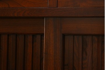 中古　欅(ケヤキ)材　鋲打ちデザインの格子戸と金具の意匠が魅力の水屋箪笥　(R-086215)