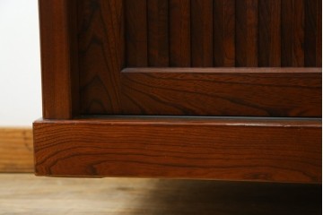 中古　欅(ケヤキ)材　鋲打ちデザインの格子戸と金具の意匠が魅力の水屋箪笥　(R-086215)