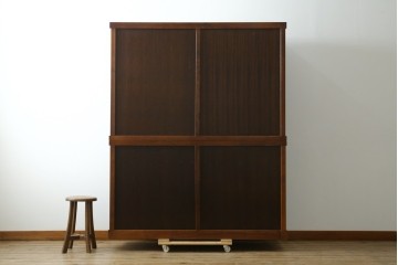 中古　欅(ケヤキ)材　鋲打ちデザインの格子戸と金具の意匠が魅力の水屋箪笥　(R-086215)