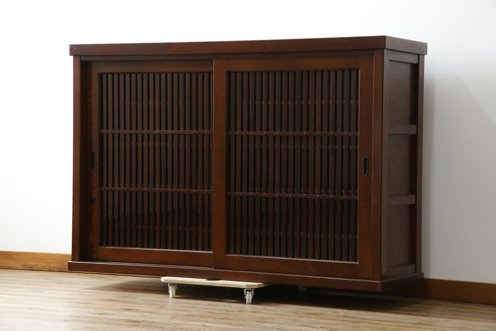 中古　欅(ケヤキ)材　鋲打ちデザインの格子戸が魅力の水屋箪笥サイドボード　(R-086216)