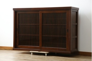 中古　欅(ケヤキ)材　鋲打ちデザインの格子戸が魅力の水屋箪笥サイドボード　(R-086216)