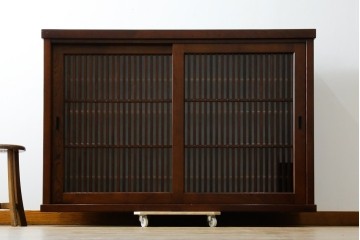 中古　欅(ケヤキ)材　鋲打ちデザインの格子戸が魅力の水屋箪笥サイドボード　(R-086216)