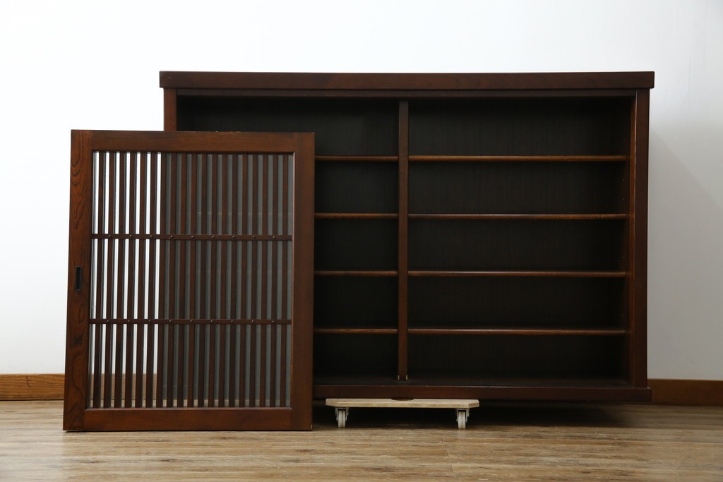 中古　欅(ケヤキ)材　鋲打ちデザインの格子戸が魅力の水屋箪笥サイドボード　(R-086216)