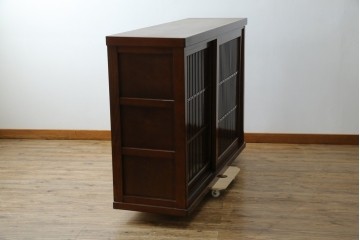 中古　欅(ケヤキ)材　鋲打ちデザインの格子戸が魅力の水屋箪笥サイドボード　(R-086216)