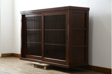 中古　欅(ケヤキ)材　鋲打ちデザインの格子戸が魅力の水屋箪笥サイドボード　(R-086216)