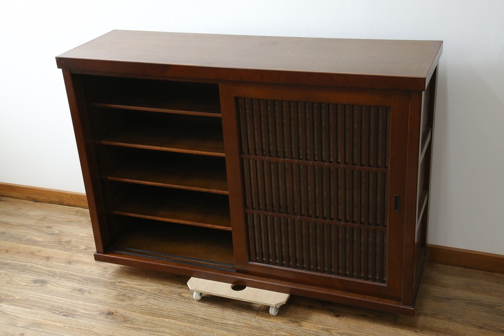 中古　欅(ケヤキ)材　鋲打ちデザインの格子戸が魅力の水屋箪笥サイドボード　(R-086216)