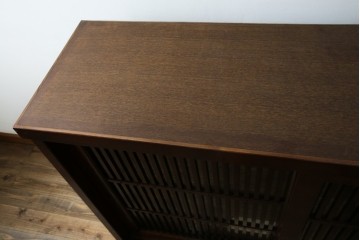 中古　欅(ケヤキ)材　鋲打ちデザインの格子戸が魅力の水屋箪笥サイドボード　(R-086216)