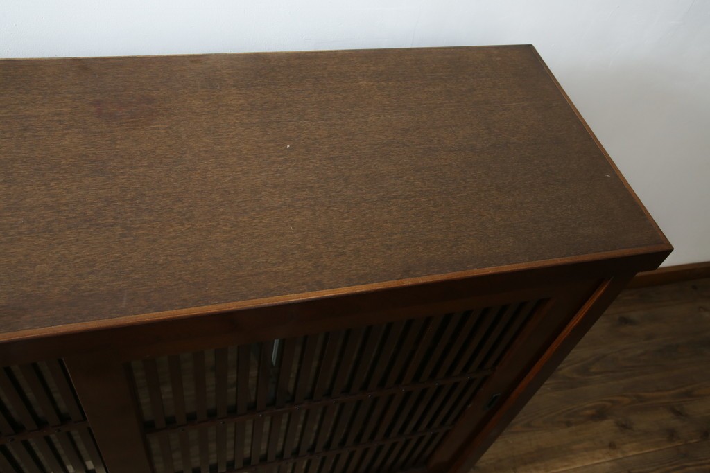 中古　欅(ケヤキ)材　鋲打ちデザインの格子戸が魅力の水屋箪笥サイドボード　(R-086216)