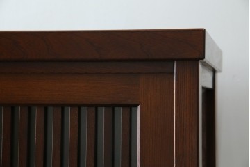 中古　欅(ケヤキ)材　鋲打ちデザインの格子戸が魅力の水屋箪笥サイドボード　(R-086216)