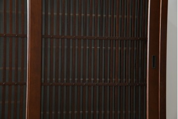 中古　欅(ケヤキ)材　鋲打ちデザインの格子戸が魅力の水屋箪笥サイドボード　(R-086216)