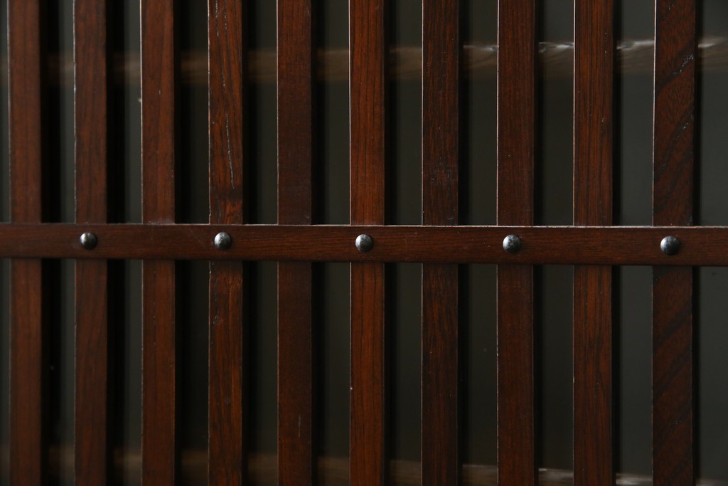 中古　欅(ケヤキ)材　鋲打ちデザインの格子戸が魅力の水屋箪笥サイドボード　(R-086216)