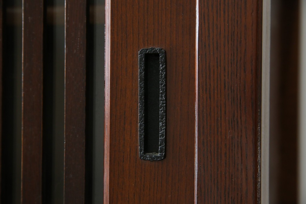 中古　欅(ケヤキ)材　鋲打ちデザインの格子戸が魅力の水屋箪笥サイドボード　(R-086216)