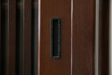 中古　欅(ケヤキ)材　鋲打ちデザインの格子戸が魅力の水屋箪笥サイドボード　(R-086216)