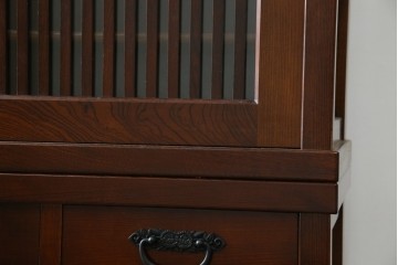 中古　欅(ケヤキ)材　鋲打ちデザインの格子戸が魅力の水屋箪笥サイドボード　(R-086216)