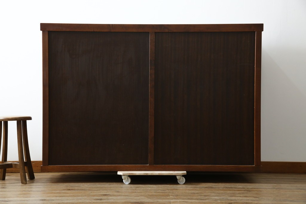 中古　欅(ケヤキ)材　鋲打ちデザインの格子戸が魅力の水屋箪笥サイドボード　(R-086216)