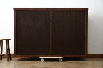 中古　欅(ケヤキ)材　鋲打ちデザインの格子戸が魅力の水屋箪笥サイドボード　(R-086216)