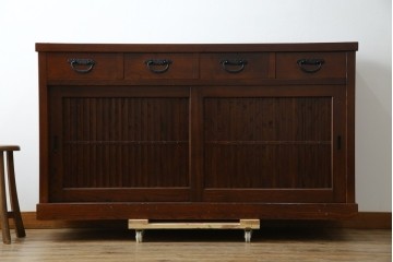 中古　欅(ケヤキ)材　鋲打ちデザインの格子戸と金具の意匠が魅力の水屋箪笥サイドボード　(R-086217)