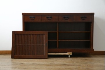 中古　欅(ケヤキ)材　鋲打ちデザインの格子戸と金具の意匠が魅力の水屋箪笥サイドボード　(R-086217)