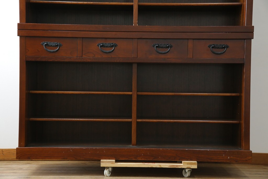 中古　欅(ケヤキ)材　鋲打ちデザインの格子戸と金具の意匠が魅力の水屋箪笥サイドボード　(R-086217)