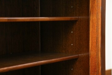 中古　欅(ケヤキ)材　鋲打ちデザインの格子戸と金具の意匠が魅力の水屋箪笥サイドボード　(R-086217)