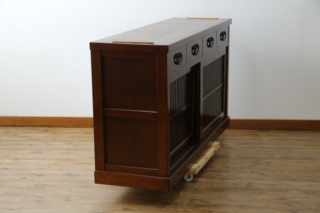 中古　欅(ケヤキ)材　鋲打ちデザインの格子戸と金具の意匠が魅力の水屋箪笥サイドボード　(R-086217)