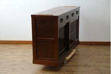 中古　欅(ケヤキ)材　鋲打ちデザインの格子戸と金具の意匠が魅力の水屋箪笥サイドボード　(R-086217)