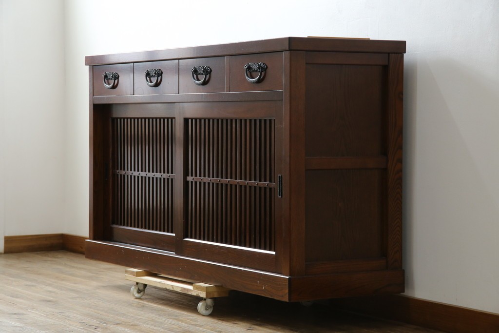 中古　欅(ケヤキ)材　鋲打ちデザインの格子戸と金具の意匠が魅力の水屋箪笥サイドボード　(R-086217)