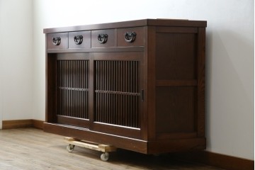 中古　欅(ケヤキ)材　鋲打ちデザインの格子戸と金具の意匠が魅力の水屋箪笥サイドボード　(R-086217)