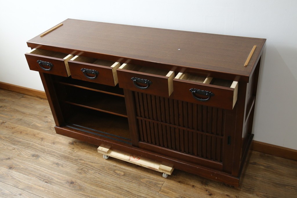 中古　欅(ケヤキ)材　鋲打ちデザインの格子戸と金具の意匠が魅力の水屋箪笥サイドボード　(R-086217)