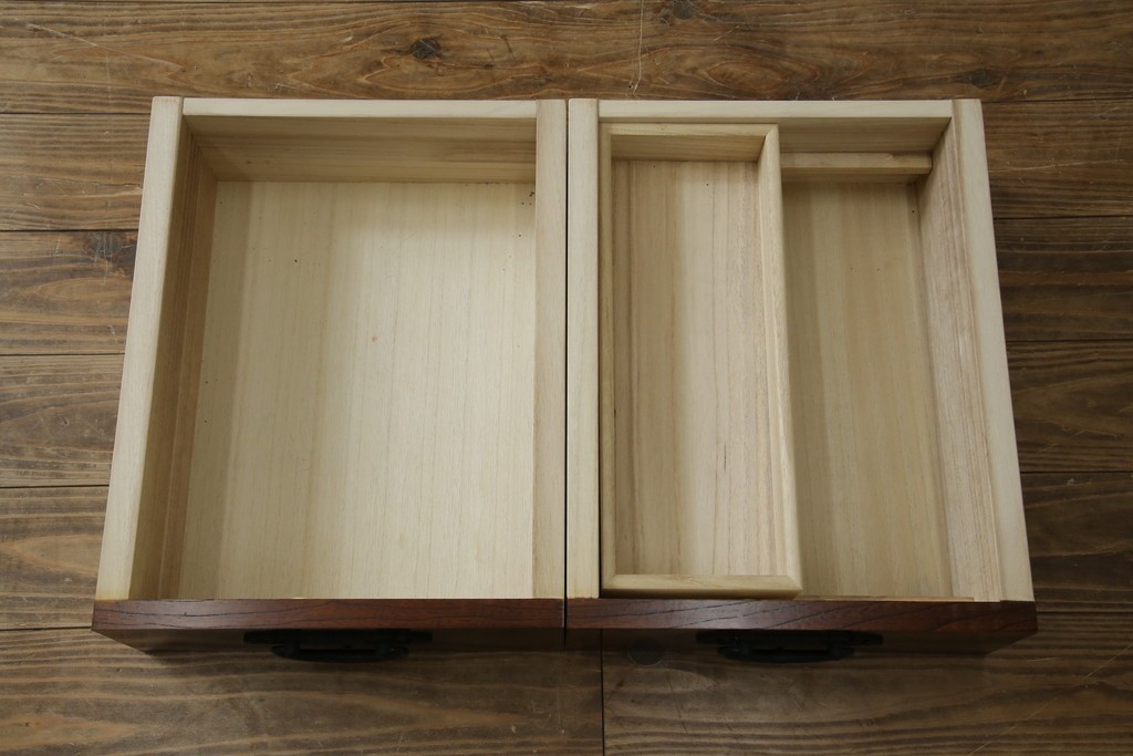 中古　欅(ケヤキ)材　鋲打ちデザインの格子戸と金具の意匠が魅力の水屋箪笥サイドボード　(R-086217)