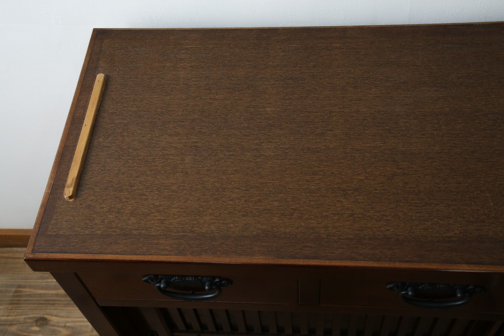 中古　欅(ケヤキ)材　鋲打ちデザインの格子戸と金具の意匠が魅力の水屋箪笥サイドボード　(R-086217)