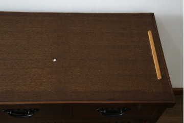 中古　欅(ケヤキ)材　鋲打ちデザインの格子戸と金具の意匠が魅力の水屋箪笥サイドボード　(R-086217)